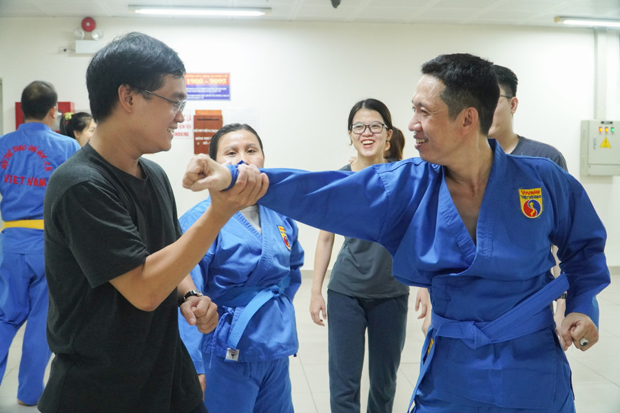 Một đòn thế Vovinam tại lớp học võ miễn phí của Bệnh viện Chợ Rẫy. Một đòn thế Vovinam tại lớp học võ miễn phí của Bệnh viện Chợ Rẫy.