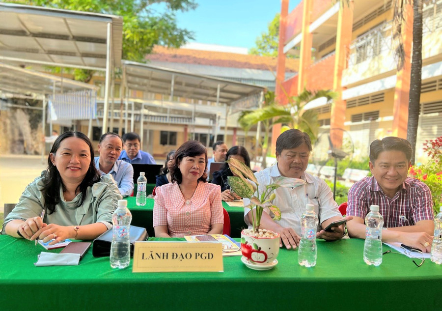 Thành viên Tổ bộ môn Toán cấp tỉnh và Lãnh đạo các Phòng GDĐT tham dự Hội thảo. Thành viên Tổ bộ môn Toán cấp tỉnh và Lãnh đạo các Phòng GDĐT tham dự Hội thảo.