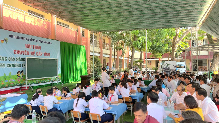 Đại biểu, giáo viên và học sinh tham dự Hội thảo. Đại biểu, giáo viên và học sinh tham dự Hội thảo.