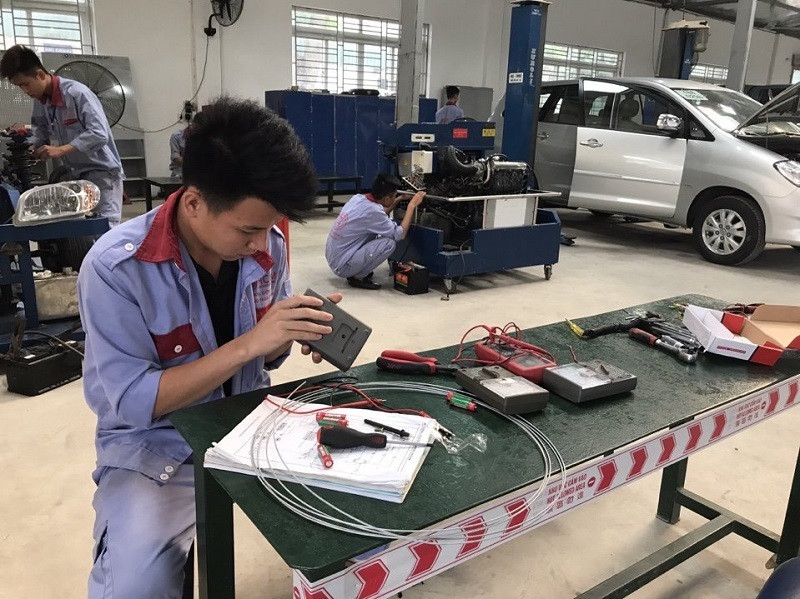 Sinh viên Trường CĐ Cơ điện Hà Nội trong xưởng thực hành.
