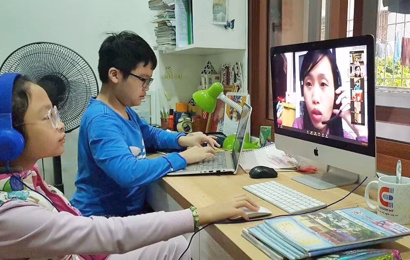 Học sinh Trường TH Quang Trung (Hoàn Kiếm, Hà Nội) học tại do cô Nguyễn Thanh Xuân – GVCN lớp 3G dạy trực tuyến. Ảnh: NTCC
