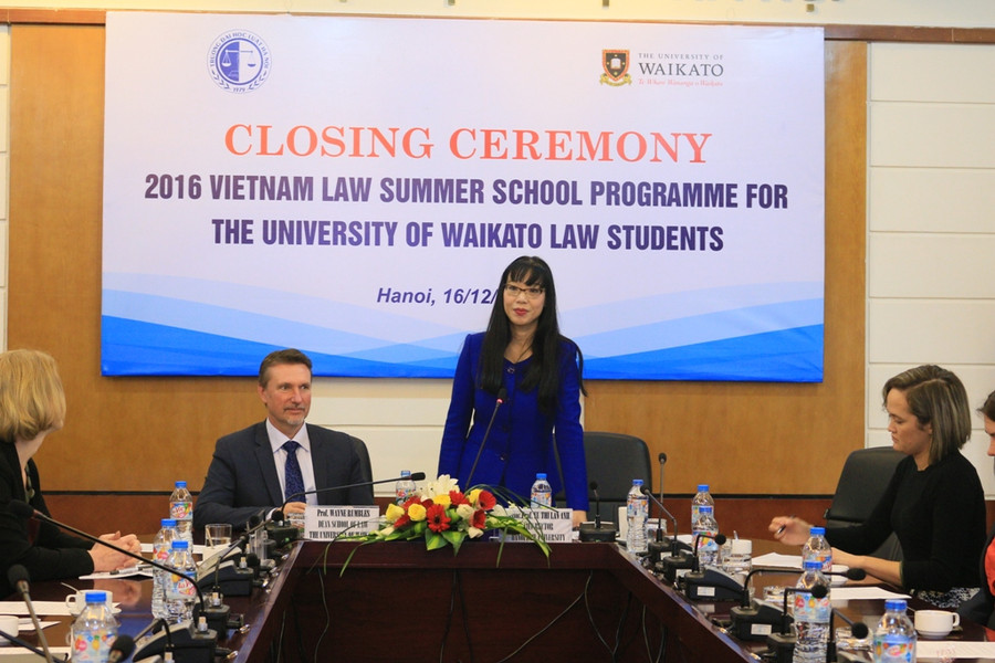 Bà Vũ Thị Lan Anh phát triển tại lễ bế giảng 1 khóa học tại Trường ĐH Luật Hà Nội