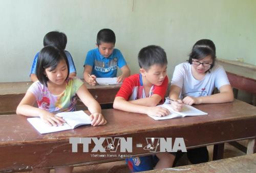 Lê Thị Minh Ngọc dạy tiếng Anh miễn phí cho các em nhỏ. Ảnh: Thùy Dung/TTXVN Lê Thị Minh Ngọc dạy tiếng Anh miễn phí cho các em nhỏ. Ảnh: Thùy Dung/TTXVN