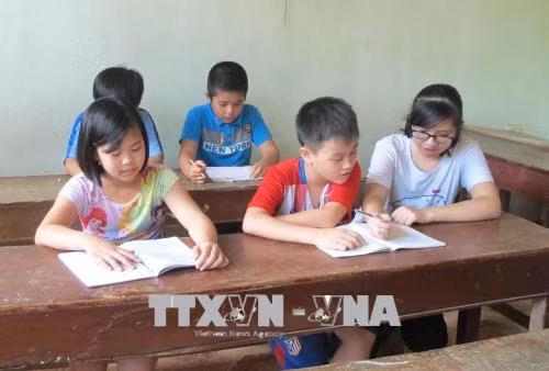 Lê Thị Minh Ngọc dạy tiếng Anh miễn phí cho các em nhỏ. Ảnh: Thùy Dung/TTXVN Lê Thị Minh Ngọc dạy tiếng Anh miễn phí cho các em nhỏ. Ảnh: Thùy Dung/TTXVN