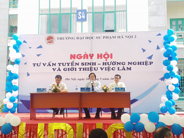 PGS TS Phùng Gia Thế – Trưởng phòng Đào tạo (giữa); TS Đỗ Chí Nghĩa – Phó trưởng phòng đào tạo (phải); TS Cao Bá Cường – Phó phòng công tác CT – HSSV (trái) giải đáp câu hỏi của thí sinh PGS TS Phùng Gia Thế – Trưởng phòng Đào tạo (giữa); TS Đỗ Chí Nghĩa – Phó trưởng phòng đào tạo (phải); TS Cao Bá Cường – Phó phòng công tác CT – HSSV (trái) giải đáp câu hỏi của thí sinh