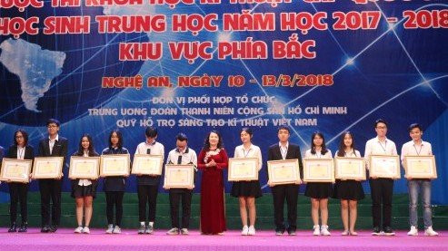 Lê Tuyết Quỳnh Anh và Phạm Thị Minh Huệ (học sinh Trường THPT chuyên Trần Phú, Hải Phòng) từng giành giải Nhất cuộc thiKhoa học kỹ thuật cấp quốc gia năm 2018. . ảnh: vietnamnet Lê Tuyết Quỳnh Anh và Phạm Thị Minh Huệ (học sinh Trường THPT chuyên Trần Phú, Hải Phòng) từng giành giải Nhất cuộc thiKhoa học kỹ thuật cấp quốc gia năm 2018. . ảnh: vietnamnet