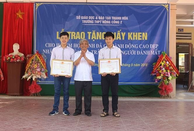2 học sinh được nhận bằng khen vì việc làm tốt 2 học sinh được nhận bằng khen vì việc làm tốt