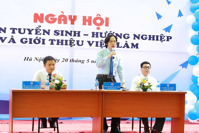 PGS.TS Phùng Gia Thế - Trưởng phòng Đào tạo Trường ĐHSP Hà Nội 2 giải đáp các câu hỏi của thí sinh