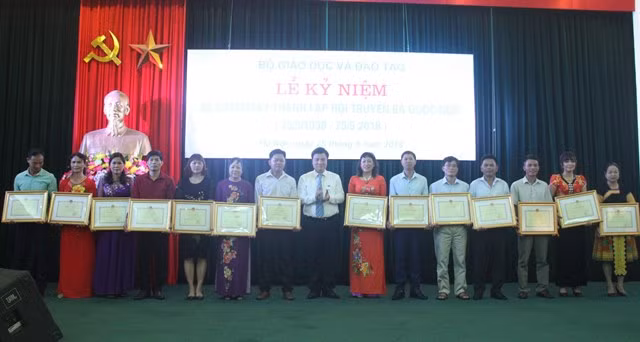 Thứ trưởng Bộ GD&ĐT Nguyễn Hữu Độ trao bằng khen cho các cá nhân có thành tích xuất sắc trong công tác xóa mù chữ