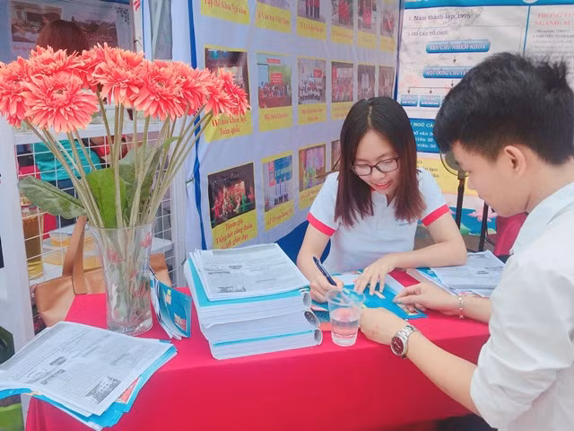 Ngày hội Tư vấn tuyển sinh - Hướng nghiệp và giới thiệu việc làm năm 2018 của Trường ĐHSP Hà Nội 2.