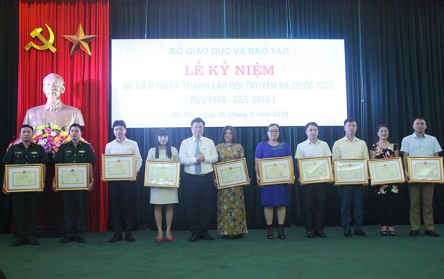 Thứ trưởng Bộ GD&ĐT Nguyễn Hữu Độ trao bằng khen cho các tập thể có thành tích xuất sắc trong công tác xóa mù chữ