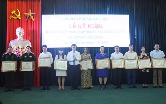 Thứ trưởng Bộ GD&ĐT Nguyễn Hữu Độ trao bằng khen cho các tập thể có thành tích xuất sắc trong công tác xóa mù chữ