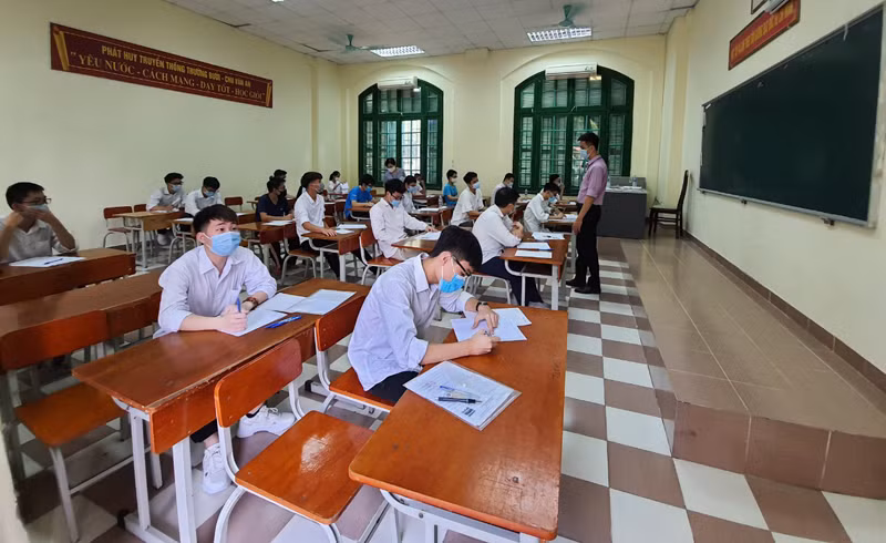 Một phòng thi tại điểm thi Trường THPT Chu Văn An (Hà Nội) - Kỳ thi tốt nghiệp THPT 2021, đợt 1. Ảnh: TG