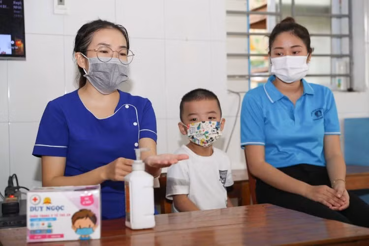 Cô Lô Thị Yến (bên trái) - GV Cơ sở mầm non Yên Bình, Hưng Đông, TP Vinh - được trở lại việc chính của mình sau thời gian tạm thất nghiệp.