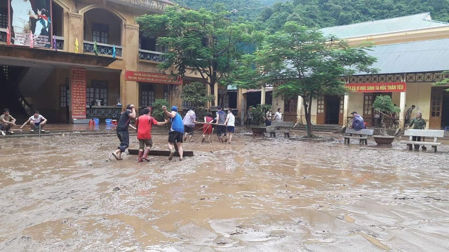 Dọn bùn sau lũ ngày 28/8 thì 30/8 lũ lại về ngập trắng