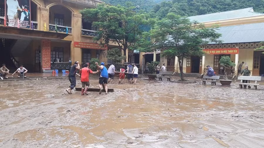 Dọn bùn sau lũ ngày 28/8 thì 30/8 lũ lại về ngập trắng
