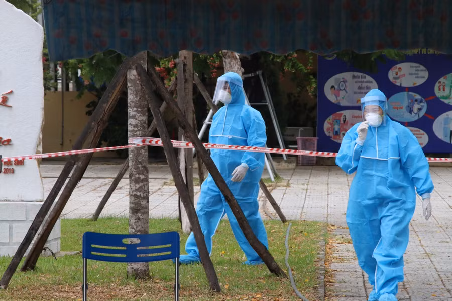 Sau khi thí sinh đến điểm thi, lực lượng làm thi sẽ phải mặc đồ bảo hộ, đeo kính ngăn giọt bắn trong suốt thời gian làm nhiệm vụ.