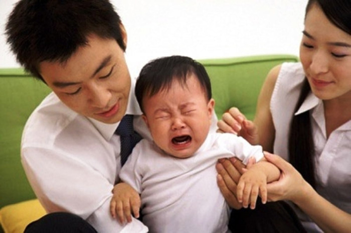 Để “trị” con đòi hỏi nơi công cộng, cha mẹ luôn chủ động lên kế hoạch ứng phó với các tình huống. Ảnh minh họa