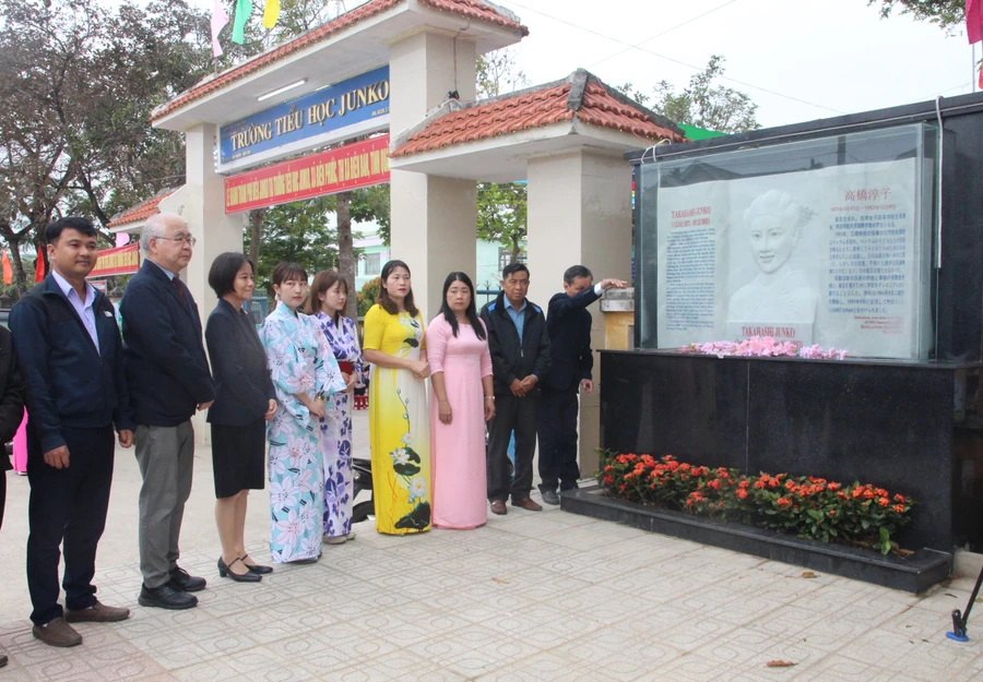 Trường Tiểu học Junko khánh thành công trình phù điêu Junko. 