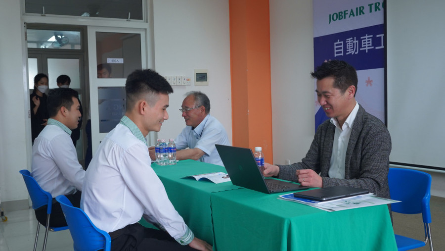 Sinh viên Trường ĐH Đông Á tham gia phỏng vấn tuyển dụng tại Ngày hội việc làm Nhật Bản 2023. Sinh viên Trường ĐH Đông Á tham gia phỏng vấn tuyển dụng tại Ngày hội việc làm Nhật Bản 2023.