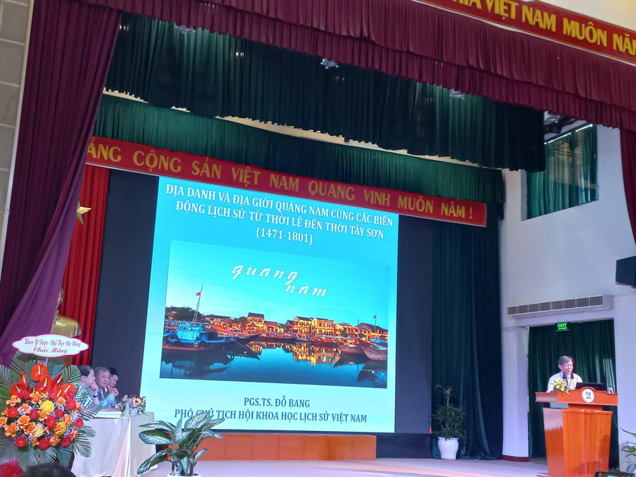 PGS.TS Đỗ Bang - Phó Chủ tịch Hội Khoa học Lịch sử Việt Nam trình bày báo cáo tại phiên toàn thể. PGS.TS Đỗ Bang - Phó Chủ tịch Hội Khoa học Lịch sử Việt Nam trình bày báo cáo tại phiên toàn thể.