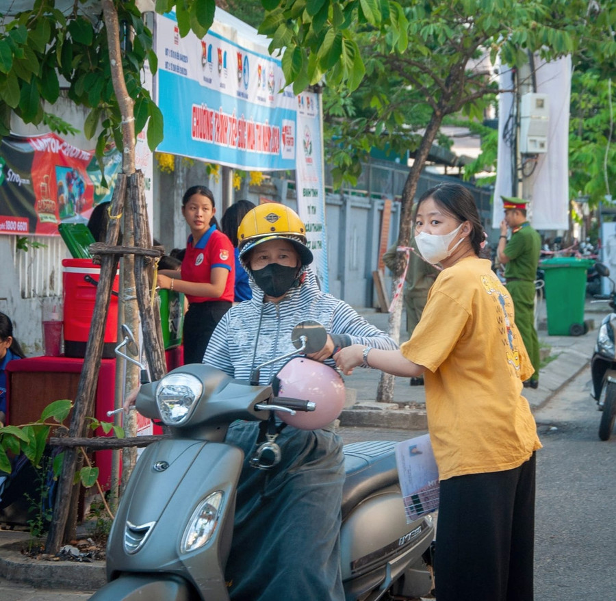 Thí sinh Đà Nẵng di chuyển đến điểm thi trong thời tiết nắng nóng Thí sinh Đà Nẵng di chuyển đến điểm thi trong thời tiết nắng nóng