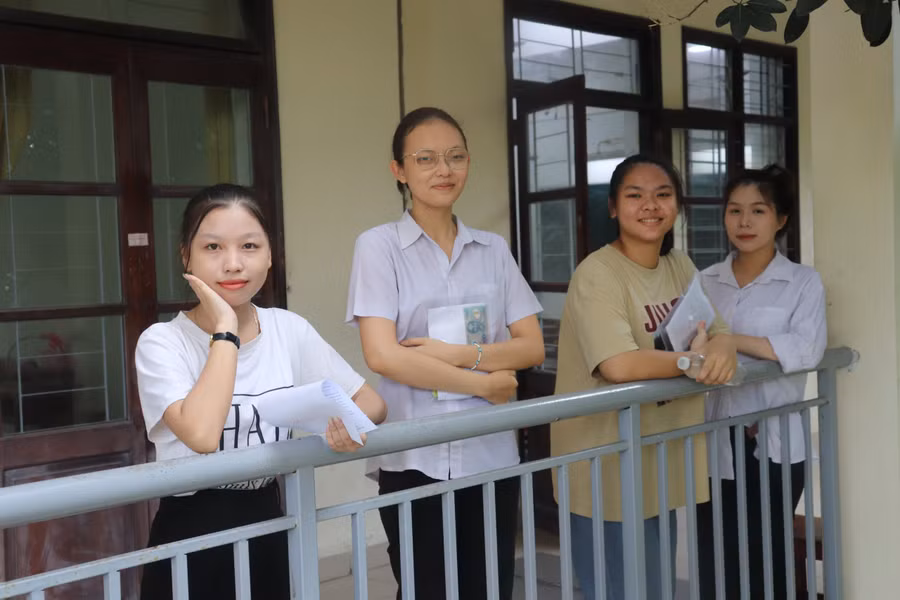 Thí sinh dự thi tại điểm thi Trường THCS &amp; THPT Nguyễn Khuyến