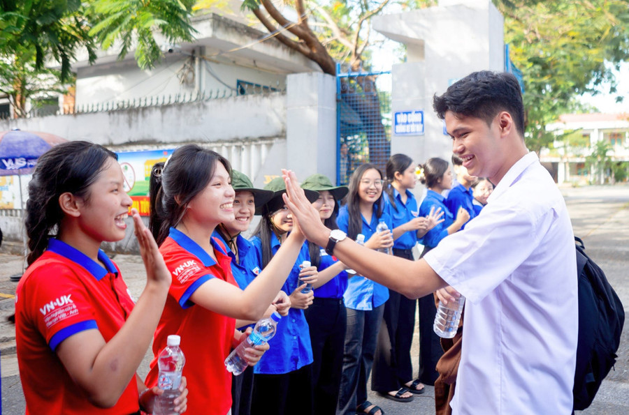 Thí sinh tại điểm thi Trường THTP Hoàng Hoa Thám cùng thể hiện quyết tâm làm bài thi tốt với đội Tình nguyện viên tiếp sức mùa thi. Thí sinh tại điểm thi Trường THTP Hoàng Hoa Thám cùng thể hiện quyết tâm làm bài thi tốt với đội Tình nguyện viên tiếp sức mùa thi.
