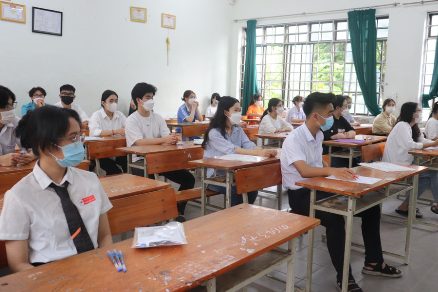 Thí sinh nghe phổ biến quy chế. Thí sinh nghe phổ biến quy chế.