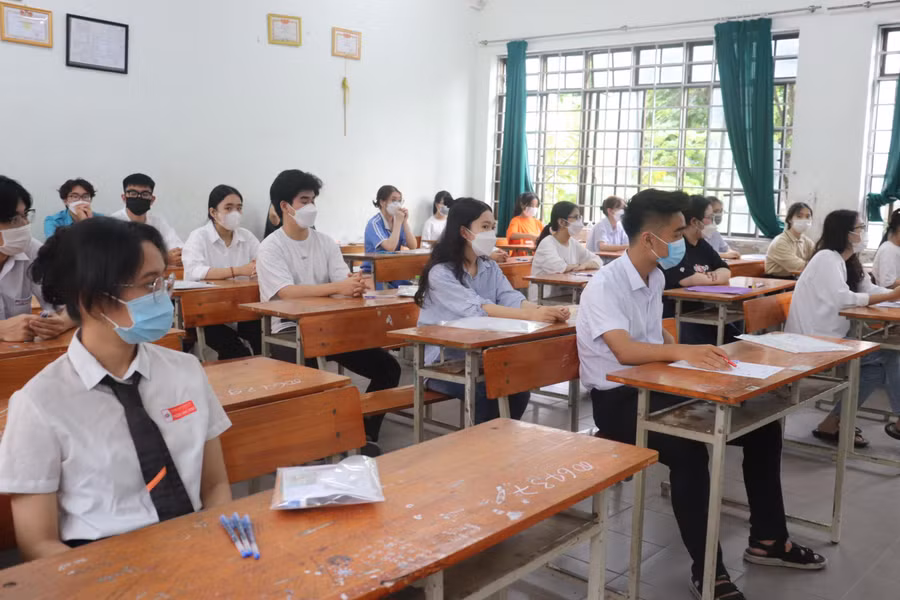 Thí sinh nghe phổ biến quy chế. Thí sinh nghe phổ biến quy chế.