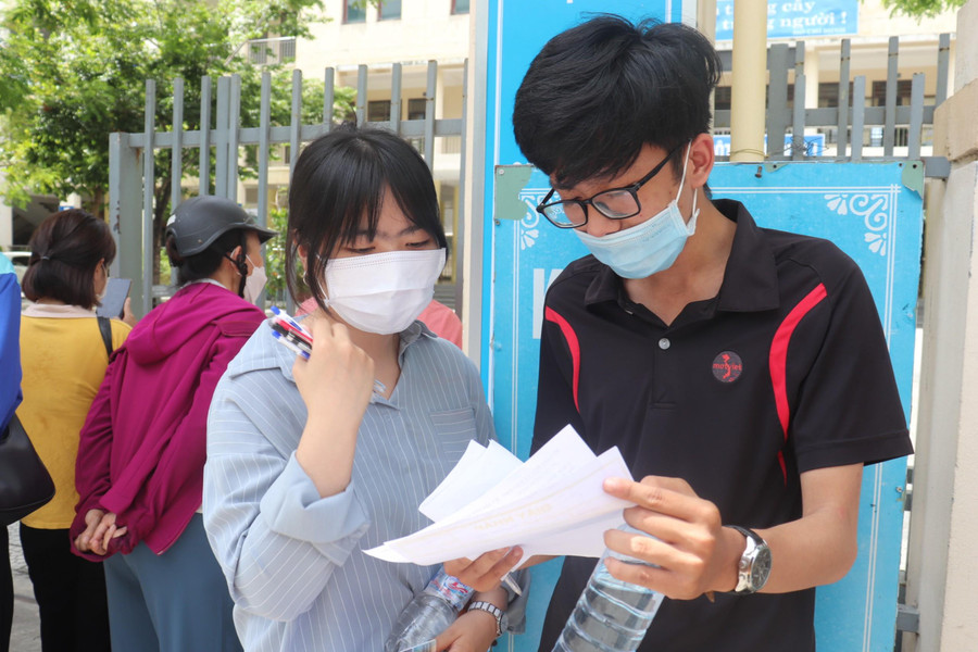 Thí sinh Đà Nẵng trao đổi bài sau buổi thi môn Ngữ văn Thí sinh Đà Nẵng trao đổi bài sau buổi thi môn Ngữ văn