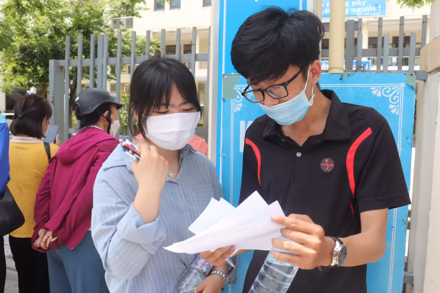 Thí sinh Đà Nẵng trao đổi bài sau buổi thi môn Ngữ văn