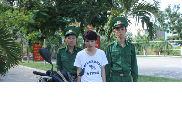 Đối tượng (đứng giữa) và tang vật bị bắt giữ tại Đồn BP Phú Lộc. Đối tượng (đứng giữa) và tang vật bị bắt giữ tại Đồn BP Phú Lộc.