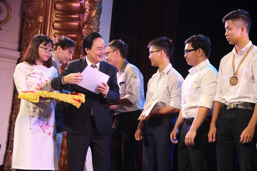 Bộ trưởng Phùng Xuân Nhạ trao học bổng Vallet cho các em học sinh xuất sắc Bộ trưởng Phùng Xuân Nhạ trao học bổng Vallet cho các em học sinh xuất sắc