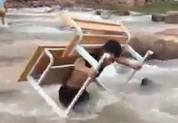 Thầy giáo tại điểm trường Nà Ui của trường Phổ thông dân tộc bán trú Tiểu học số 1 xã Nậm Sỏ cõng bàn qua suối. ảnh cắt t clip Thầy giáo tại điểm trường Nà Ui của trường Phổ thông dân tộc bán trú Tiểu học số 1 xã Nậm Sỏ cõng bàn qua suối. ảnh cắt t clip