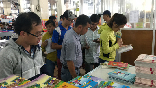 Phụ huynh mua sách giáo khoa tại một nhà sách ở TP HCM Ảnh: HUY LÂN - báo Người lao động Phụ huynh mua sách giáo khoa tại một nhà sách ở TP HCM Ảnh: HUY LÂN - báo Người lao động
