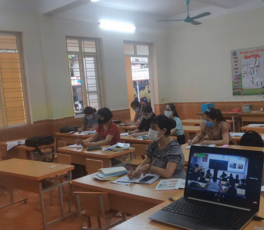 GV Trường Tiểu học Quang Trung bồi dưỡng trực tuyến SGK