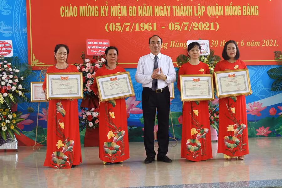 Ông Đỗ Văn Lợi- Phó Giám đốc Sở GD&amp;ĐT trao Giấy chứng nhận đạt Kiểm định chất lượng giáo dục cấp độ 3 và Giấy khen của Sở với tập thể, giáo viên Trường THCS Quán Toan