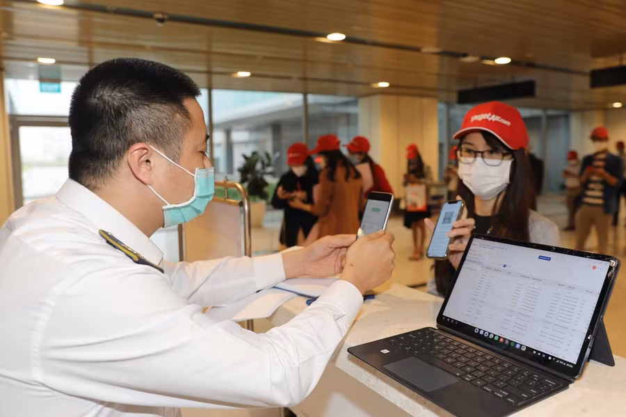 Hành khách làm thủ tục khai báo y tế điện tử