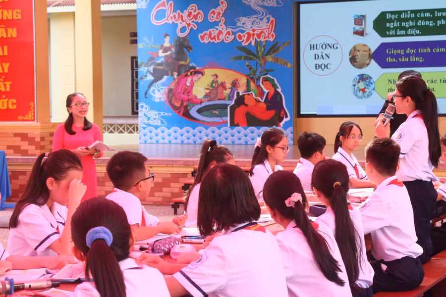 Học sinh tự tin tương tác cùng cô giáo.