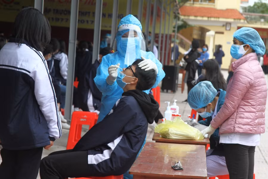 Học sinh Trường THPT Trần Hưng Đạo lấy mẫu xét nghiệm trong sáng 8/11