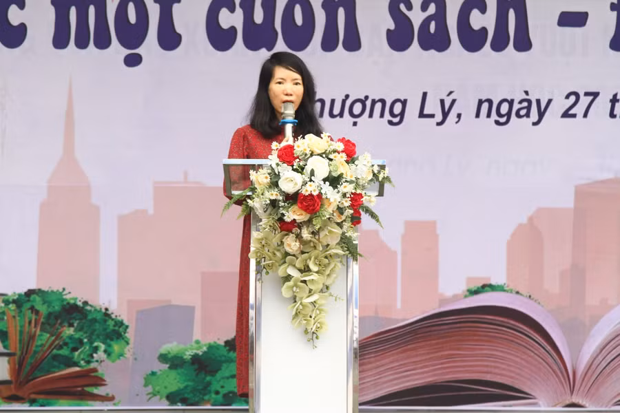 Dịch giả, nhà văn Nguyễn Bích Lan truyền cảm hứng đọc sách cho các em học sinh