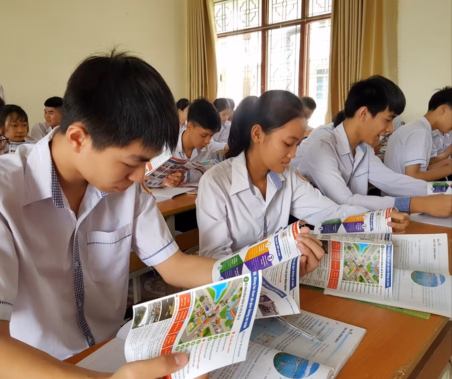 Dựa vào tình hình cụ thể, các trường chủ động, linh hoạt xây dựng kế hoạch giáo dục cho năm học đảm bảo công tác phòng chống dịch. (Ảnh chụp trước thời gian dịch Covid-19)