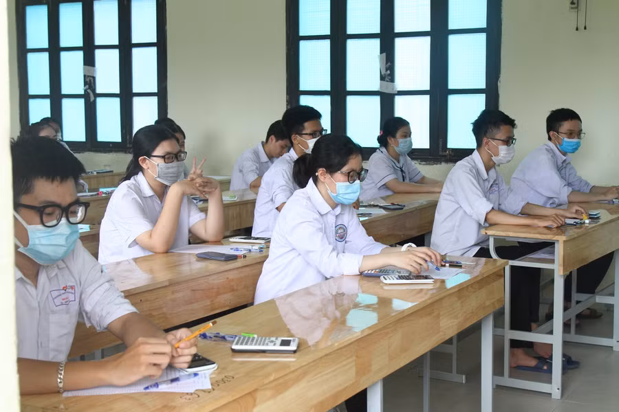 Thí sinh tại điểm thi Trường THPT Lê Hồng Phong chờ phát đề thi môn Toán