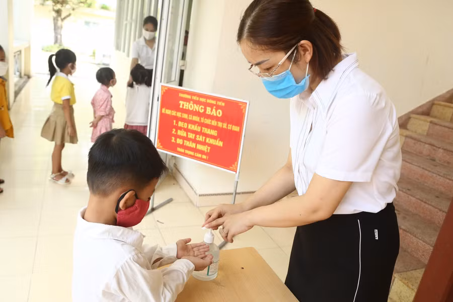 Dù ngày đầu tới trường, các con được thầy cô hướng dẫn xếp hàng và vệ sinh sát khuẩn trước khi vào lớp