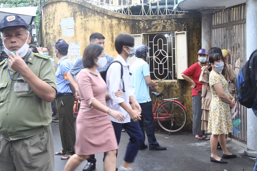 Nhiều phụ huynh đưa con vào tận cổng trường và dõi theo đến khi con lên cửa phòng thi mới ra về