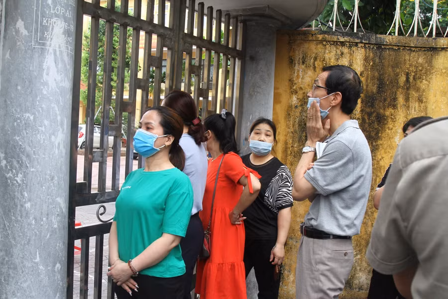 Mặc dù đã được cán bộ phục vụ thi nhắc nhở đứng xa cổng trường thi nhưng nhiều phụ huynh vẫn lo lắng nán lại để dõi theo, nhắc nhở con