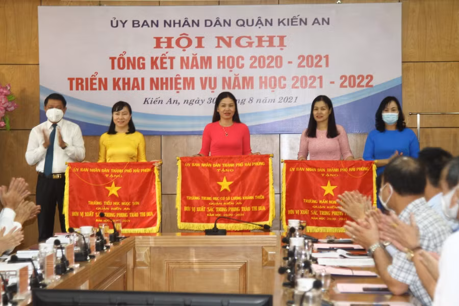 Trường học thuộc 3 cấp học tại quận Kiến An vinh dự nhận cờ thi đua của thành phố.