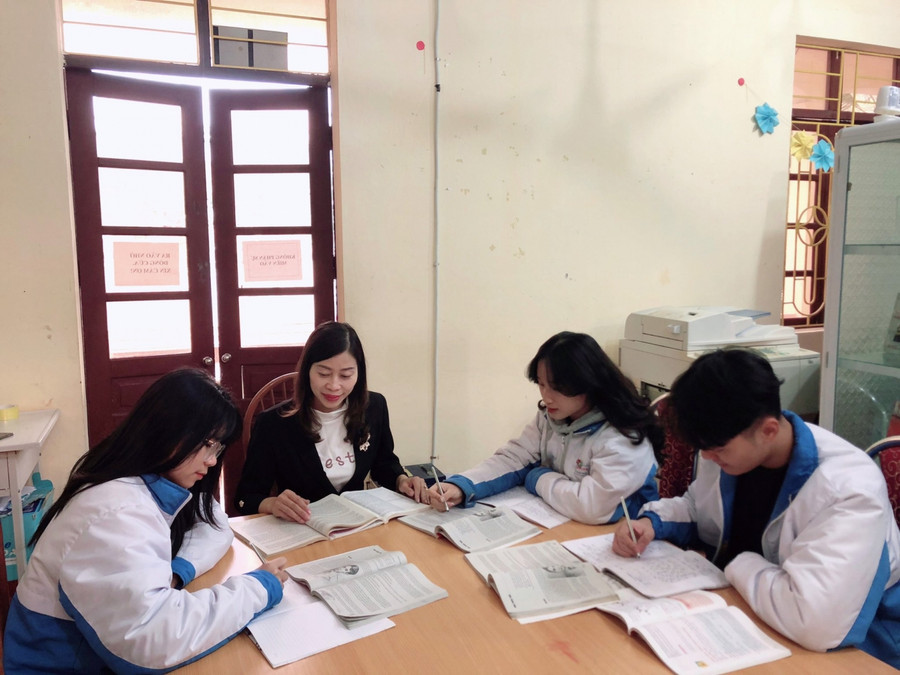 Bao "chuyến đò đã sang sông" nhưng cô Hoài vẫn nhớ y nguyên những kỉ niệm bên học trò với những giờ ôn luyện cho các kì thi học sinh giỏi. Bao "chuyến đò đã sang sông" nhưng cô Hoài vẫn nhớ y nguyên những kỉ niệm bên học trò với những giờ ôn luyện cho các kì thi học sinh giỏi.