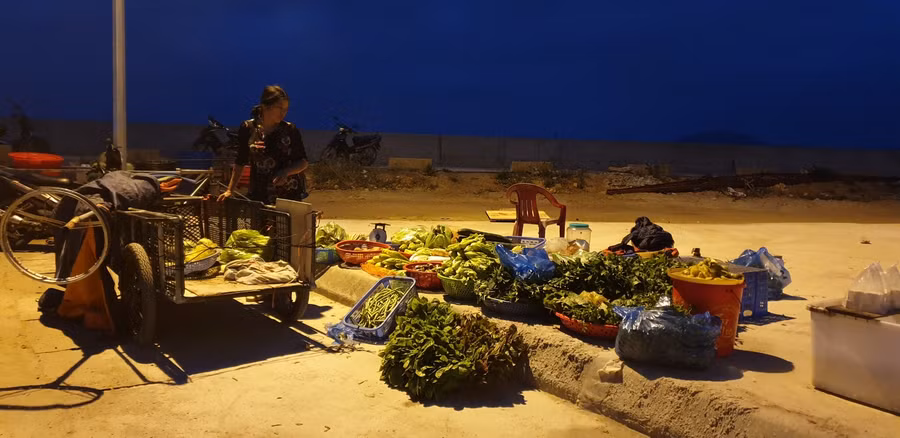 Các loại thực phẩm dùng trong sinh hoạt hàng ngày được bày bán từ tinh mơ